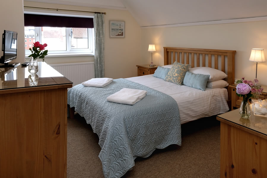 Penthouse Self Catering Master King bedroom with sea views